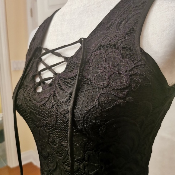 Lace dress - Picture 2 of 4